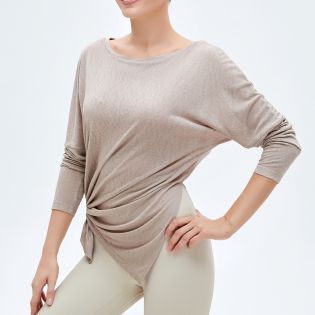 Casual long-sleeved top with side openings that can be knotted freely, and the fabric is light and comfortable.